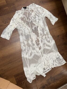 $25 firm. $25 final sale. 
Ronni Nicole Sheer Lace Overlay in White